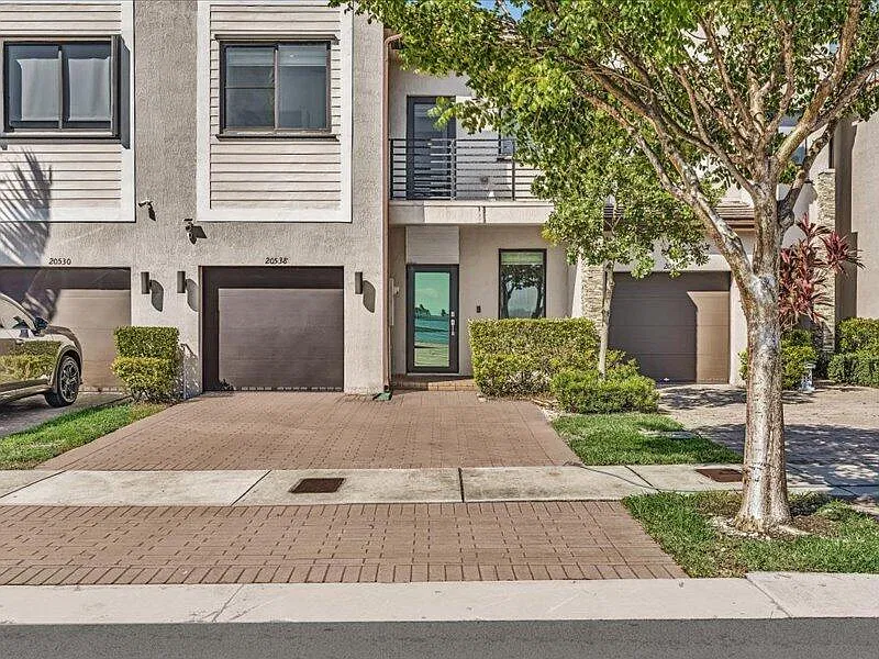 4 bed, 2.5 bath, 1920 sqft, $4,000 — Photo 1