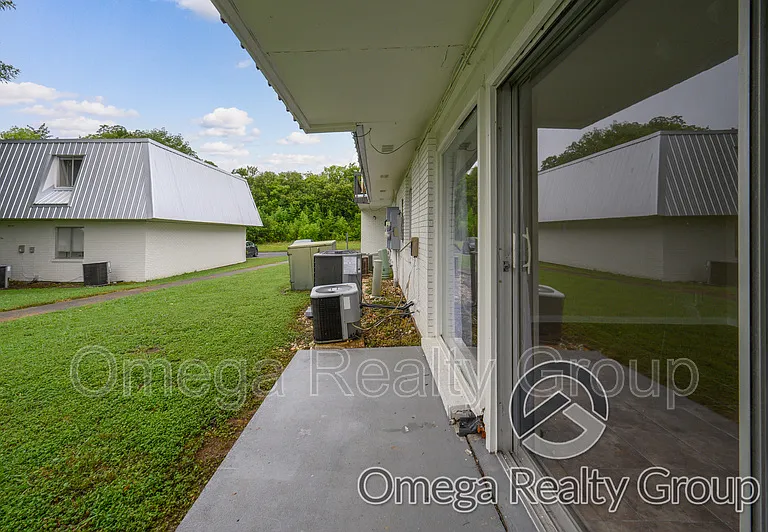 Camelot Apartments — Photo 36