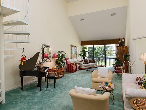 3rd image of 131 Lakeshore Dr APT 4