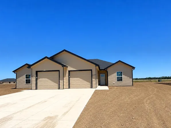 1237 Fountain Dr, Salina, KS 67401