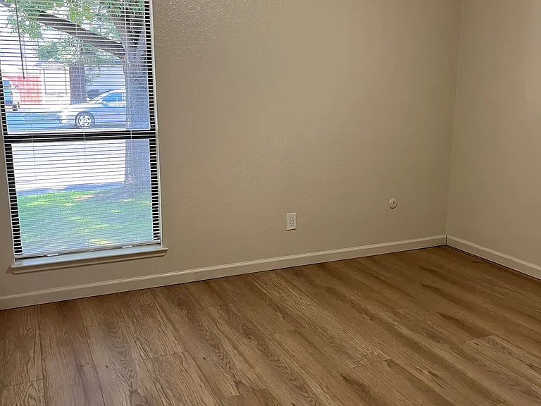 2020 Floyd Ave — Photo 11