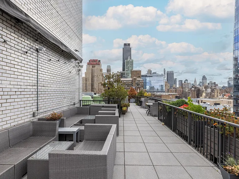 430 W 34th St #15L — Photo 8