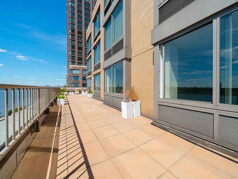 160 Riverside Blvd #18A — Photo 4