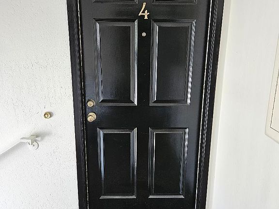 2nd image of 1930 Mount Vernon Ct APT 4