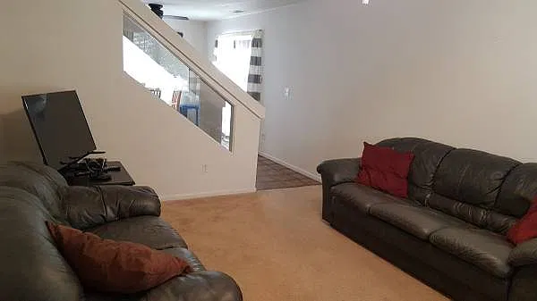 4 bed, 2012 sqft, $1,100 — Photo 2