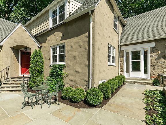 2nd image of 11 Tioga Ln