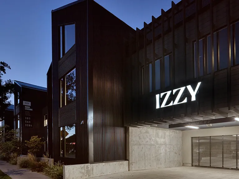 Izzy — Photo 18