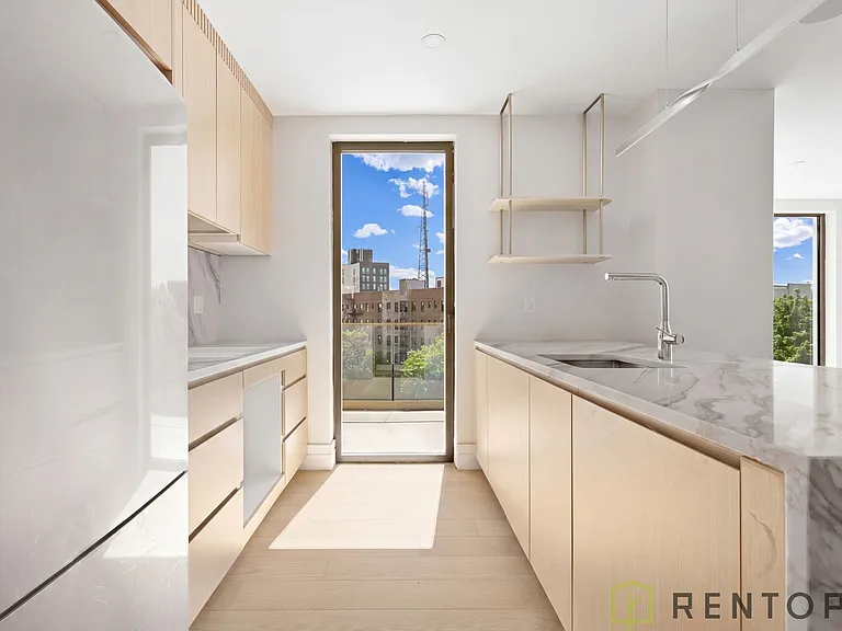 960 Franklin Ave #448 — Photo 12