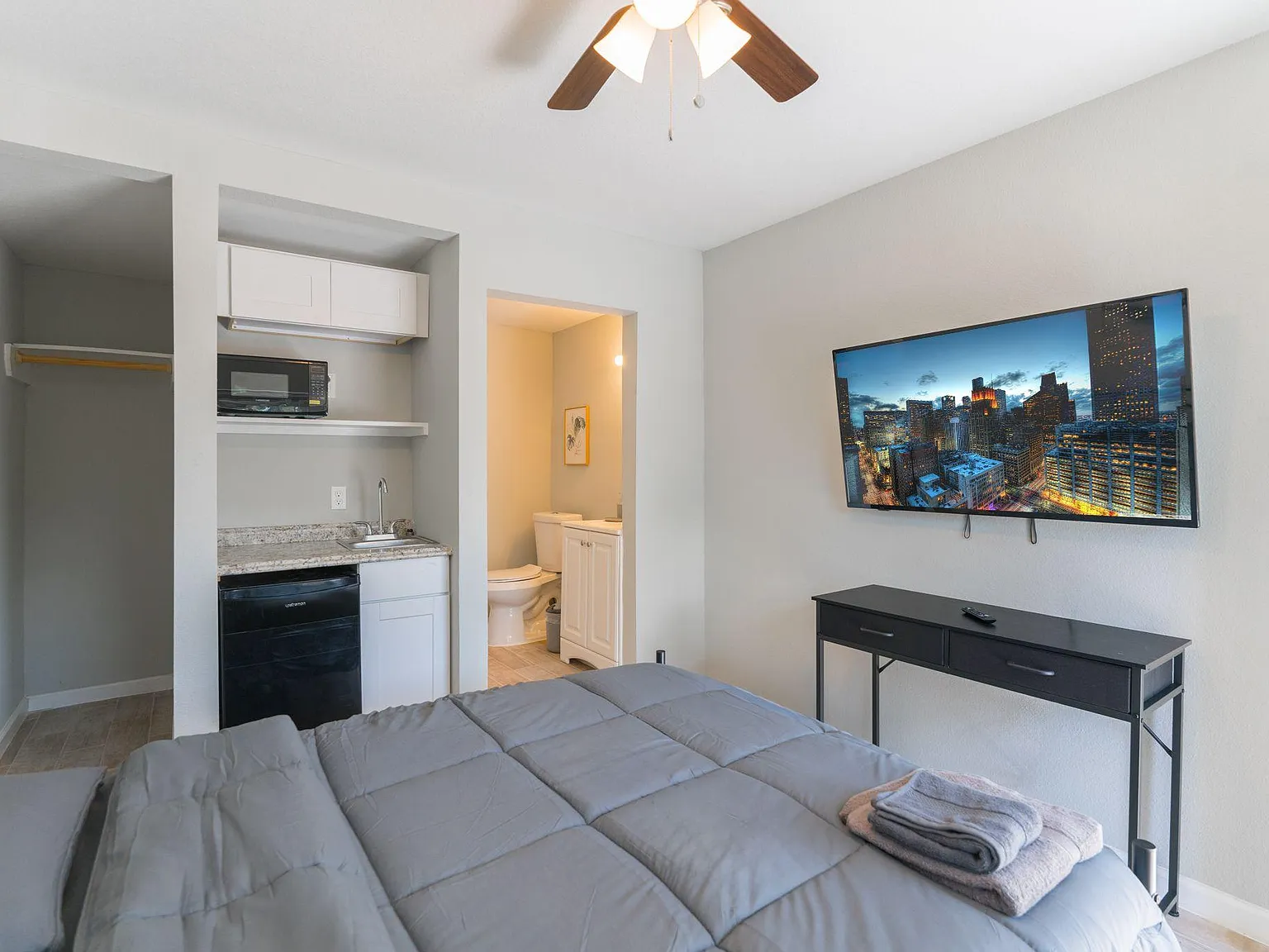 1 bed, 1.0 bath, 300 sqft, $1,148 — Photo 1