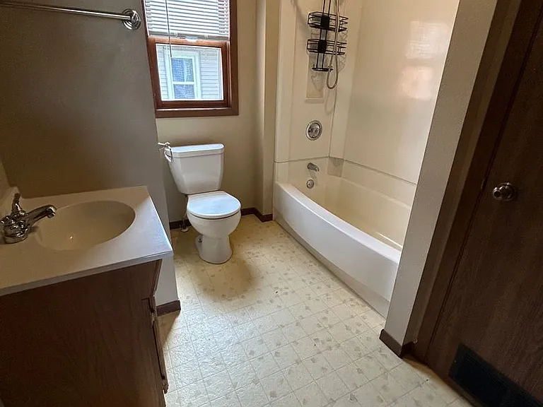 1115 Hollister Ave — Photo 9