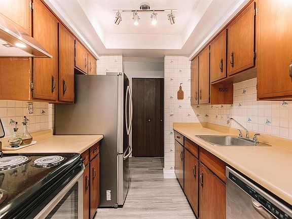 3rd image of 410 Agnes St #206