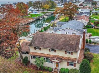 1 Marlin Rd, East Quogue, NY 11942