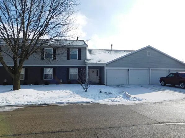 303 Newport Ln #A2, Bartlett, IL 60103