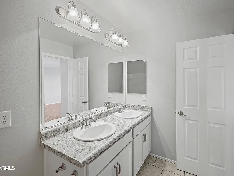 7135 W Rancho Dr — Photo 32
