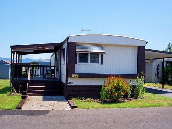 Front of home w/deck