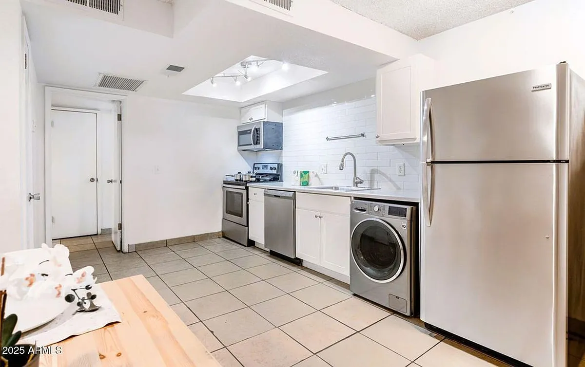 Building Photo - Welcome to the Gem! First month FREE with approved application.