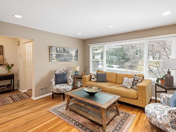 3rd image of 4 Pine Ridge Road