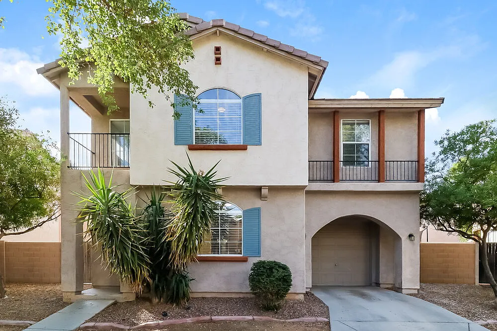 4 bed, 2.5 bath, 1395 sqft, $2,200 — Photo 1