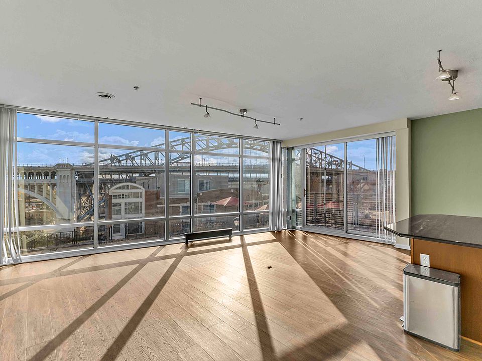 Living room/ kitchen