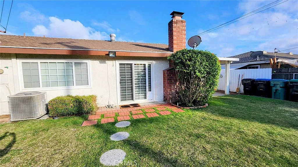 3 bed, 1358 sqft, $3,250 — Photo 2