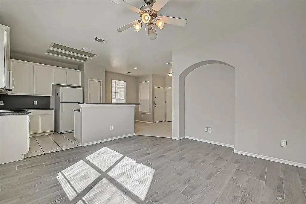 4 bed, 2.0 bath, 1401 sqft, $1,990 — Photo 4