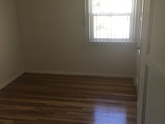 2nd image of 113 1/2 N Screenland Dr