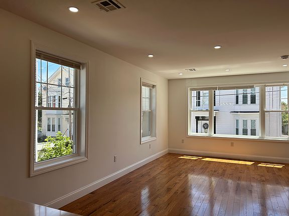 4th image of 143 W Clifford St #1