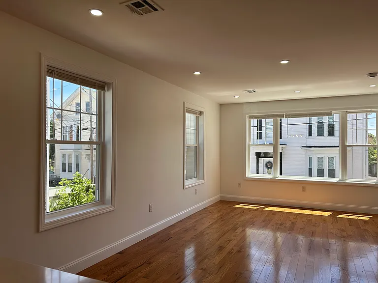 143 W Clifford St #1 — Photo 4
