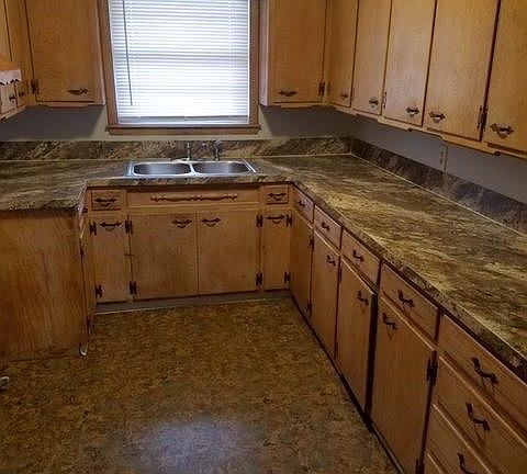 3rd image of 1425 Oakwood Dr