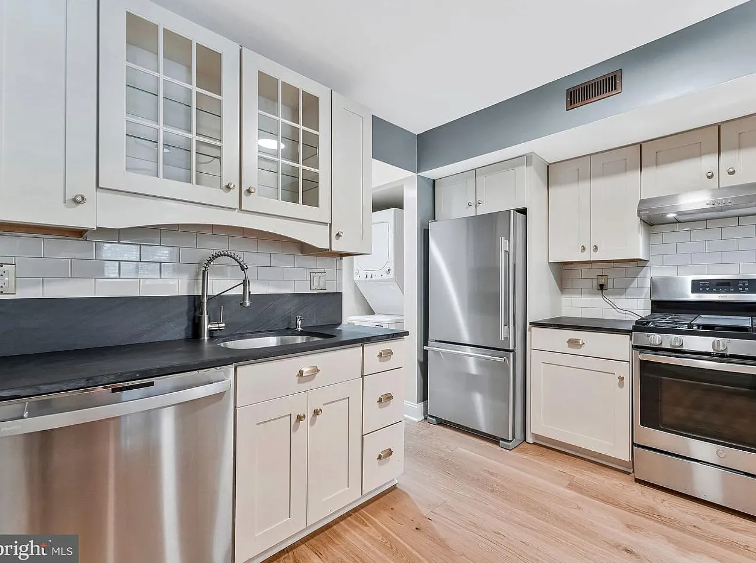 2 bed, 991 sqft, $2,224 — Photo 2