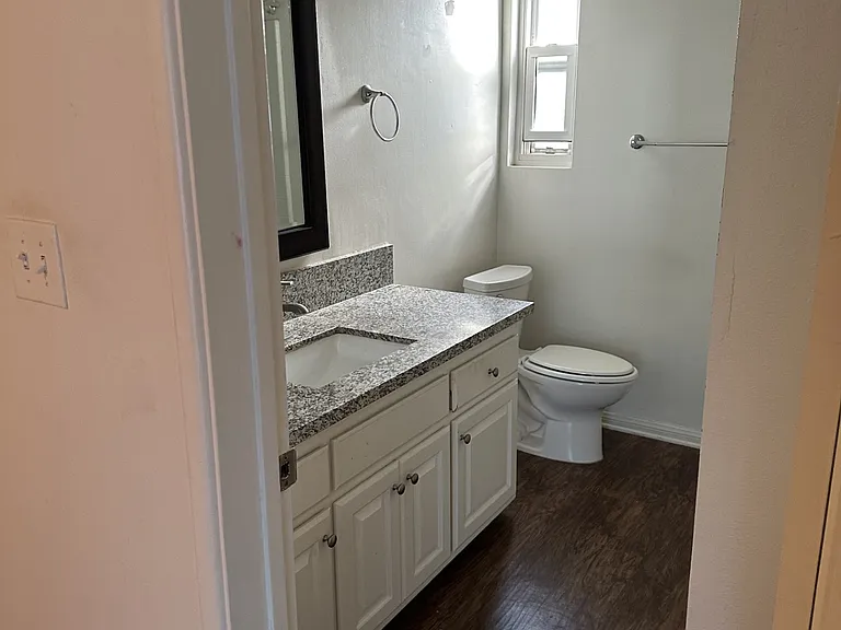 204 Avenue H #E — Photo 3