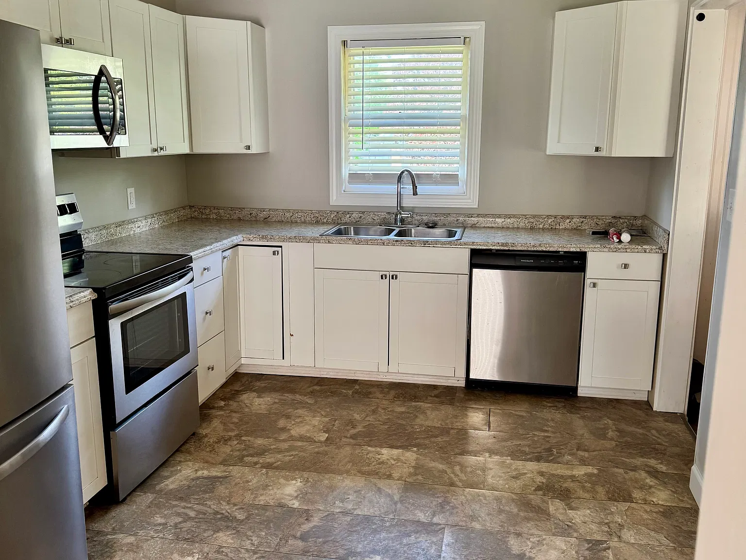 3 bed, 1060 sqft, $1,700 — Photo 4