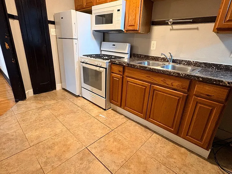 916 N Menard Ave — Photo 4