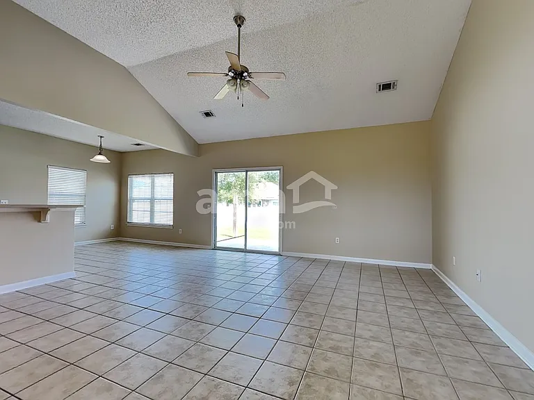 521 Amsonia Cir — Photo 8