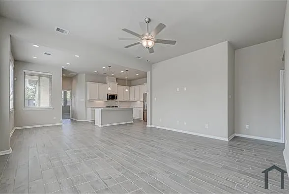 3 bed, 1985 sqft, $2,800 — Photo 4