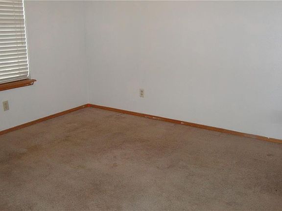 5th image of 2708 W Bishop Dr
