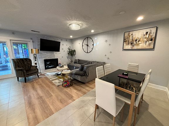 Open Floorplan Living/Dining Areas w/Half Bath