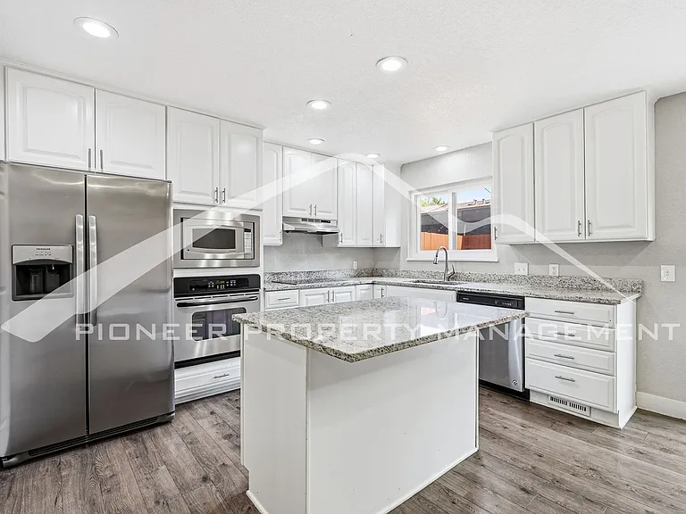 1827 Quail St #10 — Photo 6