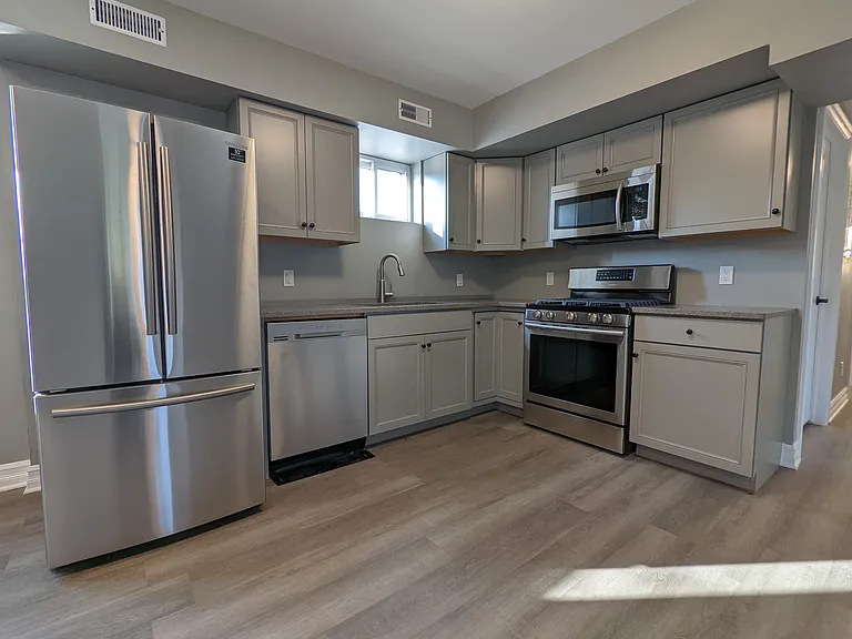 21 Wintemute St #8 — Photo 2