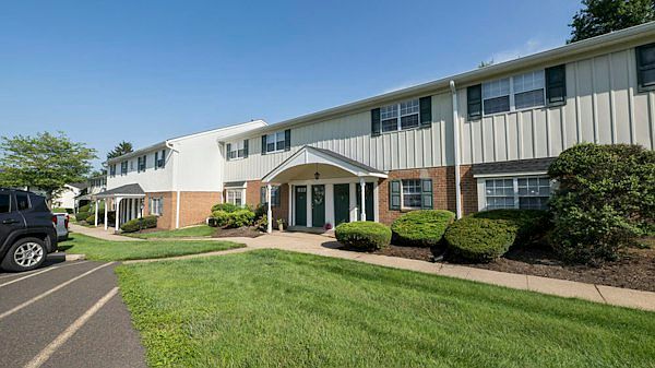 1st image of 126 Middle Rd APT B11