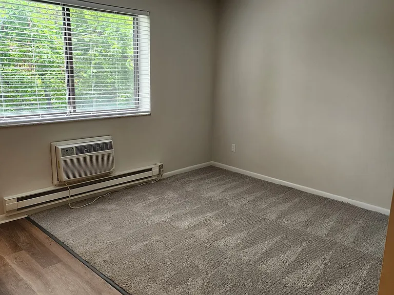 Brittany Apartments — Photo 7