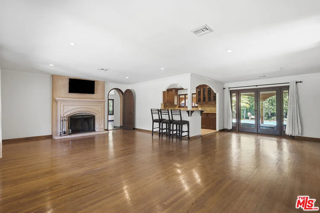 3 bed, 2.0 bath, 1859 sqft, $5,950 — Photo 4