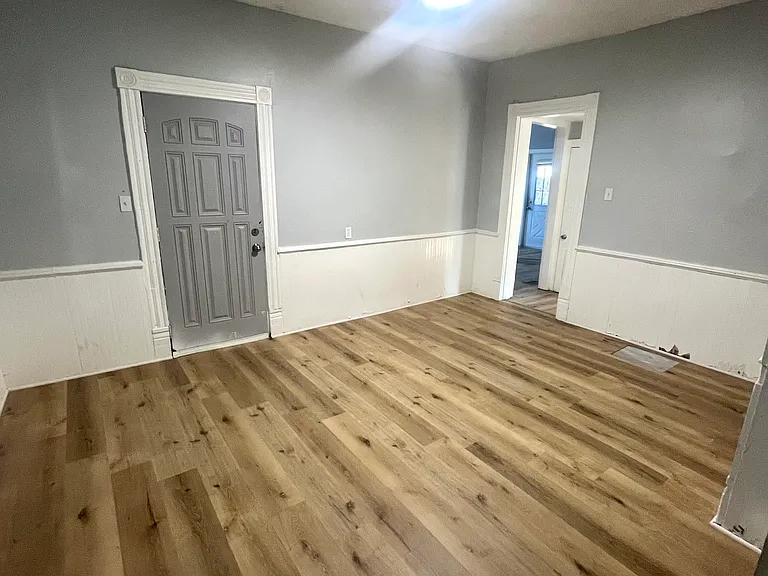 129 E Market St — Photo 4