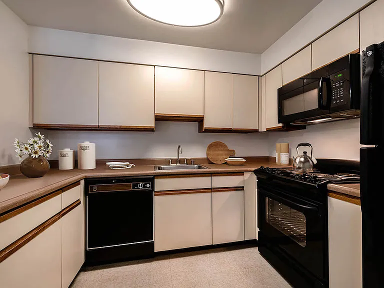 Marlboro Classic Apt & Redwood Square — Photo 20