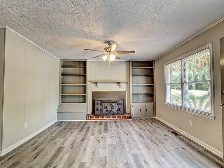 132 Eaker Dr — Photo 3