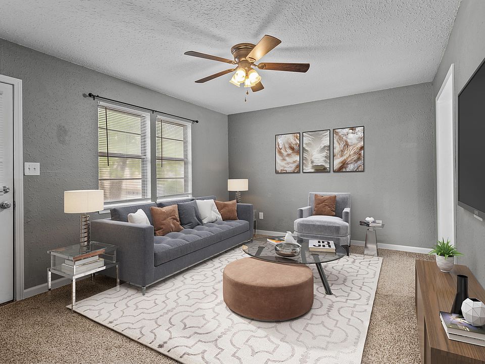 1st image of 926 NE Westwind Cir