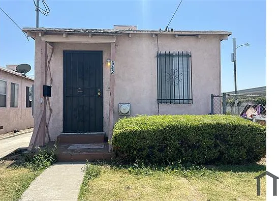 340 1/2 W 52nd Pl — Photo 4
