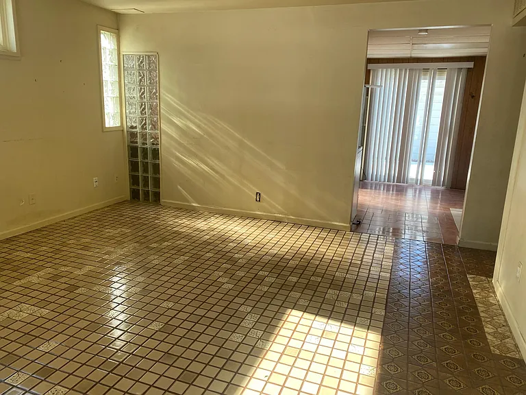 2076 Alberta St — Photo 12