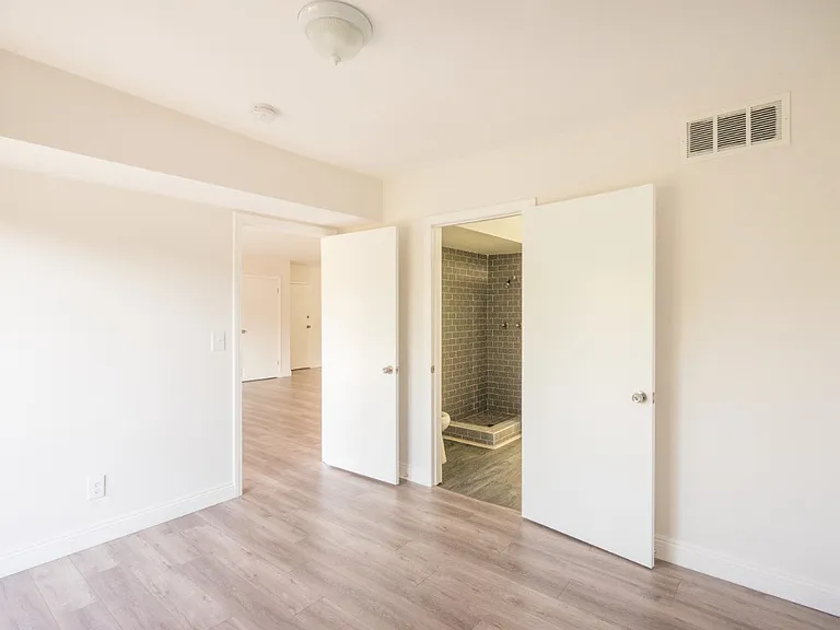2041 N. Commonwealth Ave. — Photo 2
