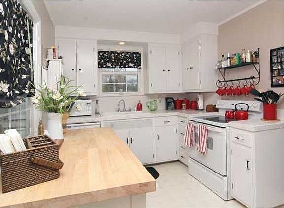 Kitchen - island stays!